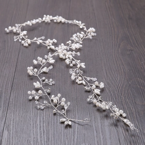 Tralcio per capelli da sposa fatto a mano con filo d'argento, perle e cristalli chiari