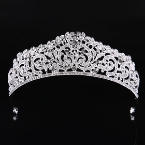 Vue détaillée de la couronne de mariée argentée montrant le pavage de cristaux et motifs