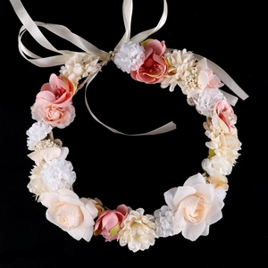 Blumenkranz für die Braut mit weißen und rosa Seidenrosen und verstellbarem Satinband