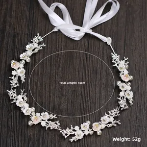 Bandeau de mariée détaillé avec fleurs en nacre, strass et ruban satin de 40cm
