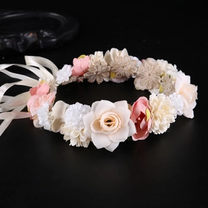 Handgefertigter Brauthaarkranz mit rosa Rosen und weißen Hortensien sowie Seidenbändern