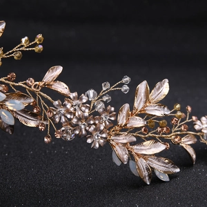 Serre-tête de mariée doré élégant avec fleurs en cristal et strass sur fond sombre