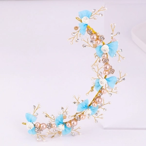Dettaglio di fascia sposa fatta a mano con fiocchi in raso blu e fiori decorativi