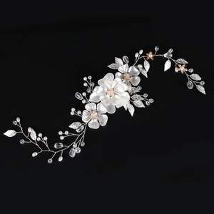 Cerchietto da sposa fatto a mano con fiori di seta bianchi, perle e foglie d'argento