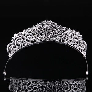 Détail macro de la couronne de mariée avec filigrane en métal argenté sur fond noir