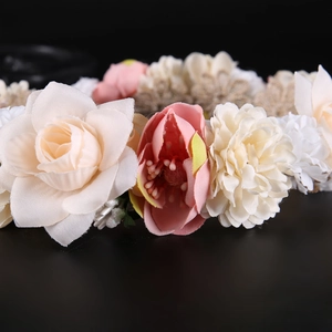 Detailaufnahme des Braut-Blumenkranzes mit rosa Rosen und weißen Seidenblüten
