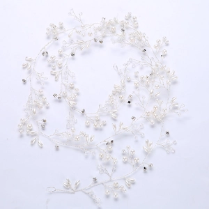 Vite per capelli da sposa fatta a mano con perle bianche e cristalli su filo d'argento