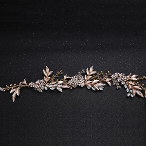 Vigne de cheveux de mariée en or rose avec feuilles en métal et perles sur fond noir
