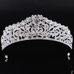 Détails d'un diadème de mariée de luxe avec motifs de vigne en argent et strass étincelants