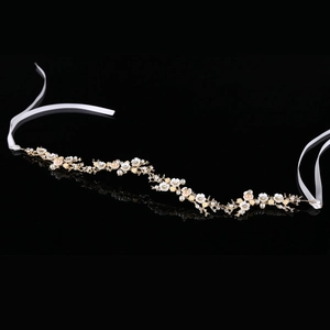 Bandeau de mariée élégant avec fleurs en coquillage perles et strass sur fond noir