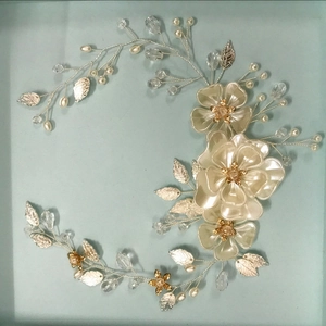 Dettaglio tralcio per capelli da sposa con perle bianche e foglie argentate