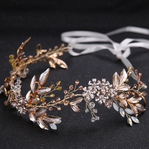 Serre-tête de mariée doré fait main avec feuilles en cristal sur fond noir élégant