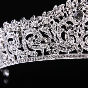 Détail d'une tiare de mariée avec motifs de feuilles argentées et cristaux étincelants