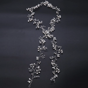 Dettaglio macro della vite per capelli da sposa in argento con perle bianche e strass