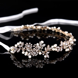 Detaillierte Nahaufnahme von Braut-Haarschmuck mit Perlen und Kristallen auf Golddraht