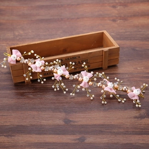 Accessorio capelli sposa con fiori di chiffon rosa e perle su filo dorato