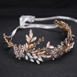 Serre-tête de mariée à feuilles dorées avec cristaux et rubans en satin blanc