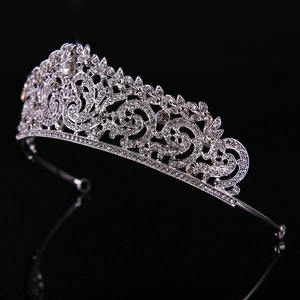 Couronne de mariée élégante en alliage argenté ornée de cristaux scintillants