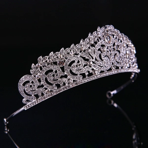 Diadème de mariée argenté élégant avec strass étincelants et détails de feuilles ciselées