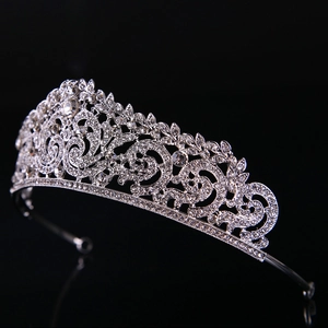 Détail latéral de la couronne de mariée argentée avec strass en goutte sur fond noir