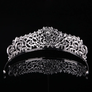 Détails du diadème baroque argenté avec motifs filigranes complexes sur fond noir pur
