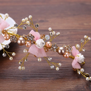 Cerchietto da sposa floreale con fiocchi rosa, perle e cristalli su filo dorato