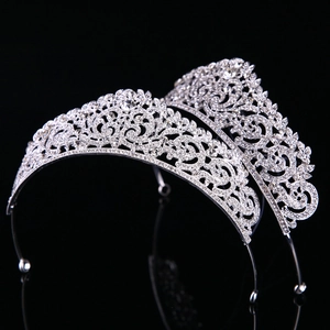 Détail de la couronne de mariée argentée sertie de strass sur fond miroir noir