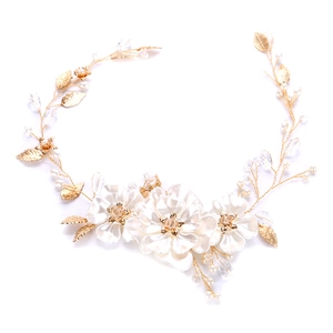 Cerchietto da sposa fatto a mano con perle bianche, foglie dorate e fiori di cristallo