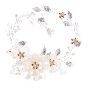 Cerchietto da sposa fatto a mano con perle bianche, fiori di cristallo e foglie argento