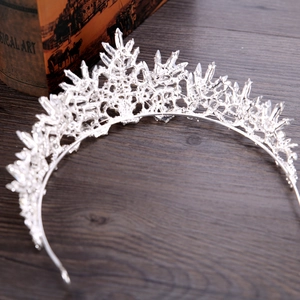 Eleganter silberner Braut-Kronreif mit Kristallen für Hochzeiten auf Holzuntergrund
