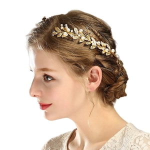 Serre-tête feuilles dorées avec perles blanches et cristaux sur une coiffure de mariée