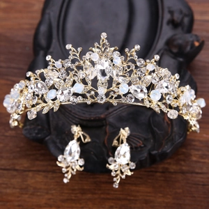 Elegante conjunto de tiara y pendientes dorados con ópalos blancos y cristales