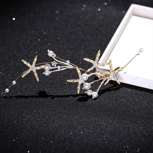 Detailansicht Haarreif mit goldenem Seestern, Perlen und Strass auf schwarzem Grund
