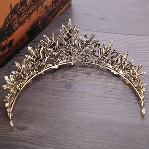 Makro-Detail des Vintage-Gold-Braut-Tiaras mit Strasssteinen und Befestigungslöchern