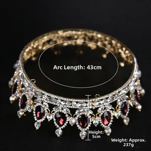 Détail de la couronne dorée vintage avec strass rouges, hauteur 5cm et arc de 43cm