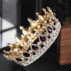 Détails de la couronne baroque avec alliage doré et cristaux rouges en forme de goutte
