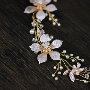 Cerchietto da sposa fatto a mano con foglie di perle e fiori color oro champagne