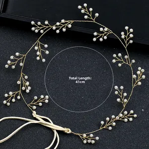 Makro-Detail des 41 cm handgefertigten goldenen Braut-Haarreifs mit Perlen und Bändern