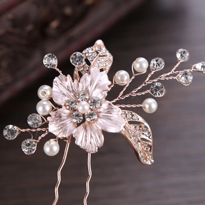 Dettaglio macro della forcina da sposa in oro rosa con perle e strass delicati