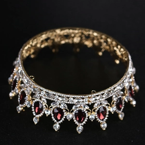 Détail d'une couronne dorée vintage avec pierres rouges rubis et zircons blancs étincelants
