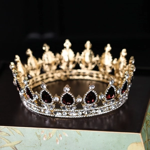 Détail de couronne de mariée vintage en or avec rubis en forme de goutte et zircons blancs