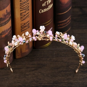 Vue détaillée du diadème de mariée doré avec cristaux roses et fleurs en émail