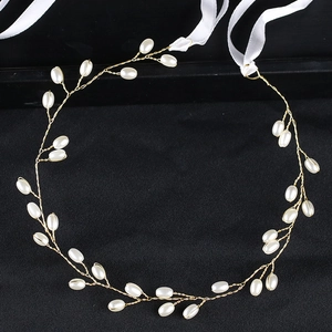 Vigne de cheveux de mariée dorée élégante avec perles et ruban en satin blanc pour mariage