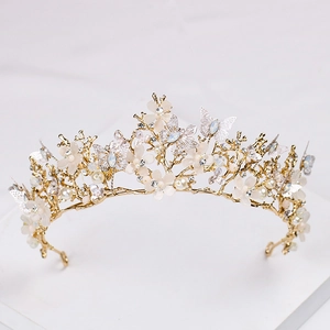 Détail de couronne dorée avec papillons, fleurs, perles et strass en cristal brillant