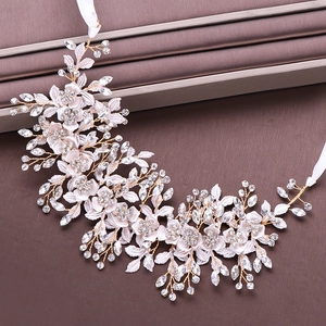 Detailansicht des goldenen Braut-Haarranken mit rosa Blüten und glänzenden Kristallen
