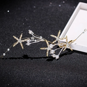 Eleganter goldener Braut-Haarschmuck mit Strass-Seesternen und weißen Perlen auf Glitzer