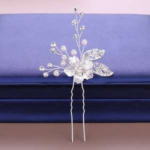 Dettaglio della forcina da sposa con fiore in metallo argento, perle e strass