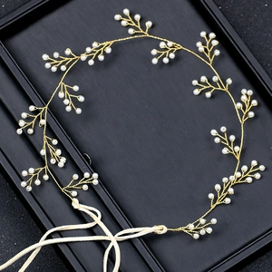 Detail der Braut Golddraht Stirnband mit zarten weißen Perlen und Zweig Design