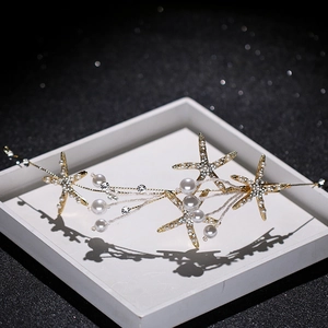 Braut Haarschmuck Seestern in Gold mit Perlen und Strass auf schwarzem Hintergrund