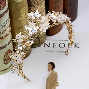 Couronne de mariée baroque dorée avec fleurs blanches, papillons et cristaux bleus